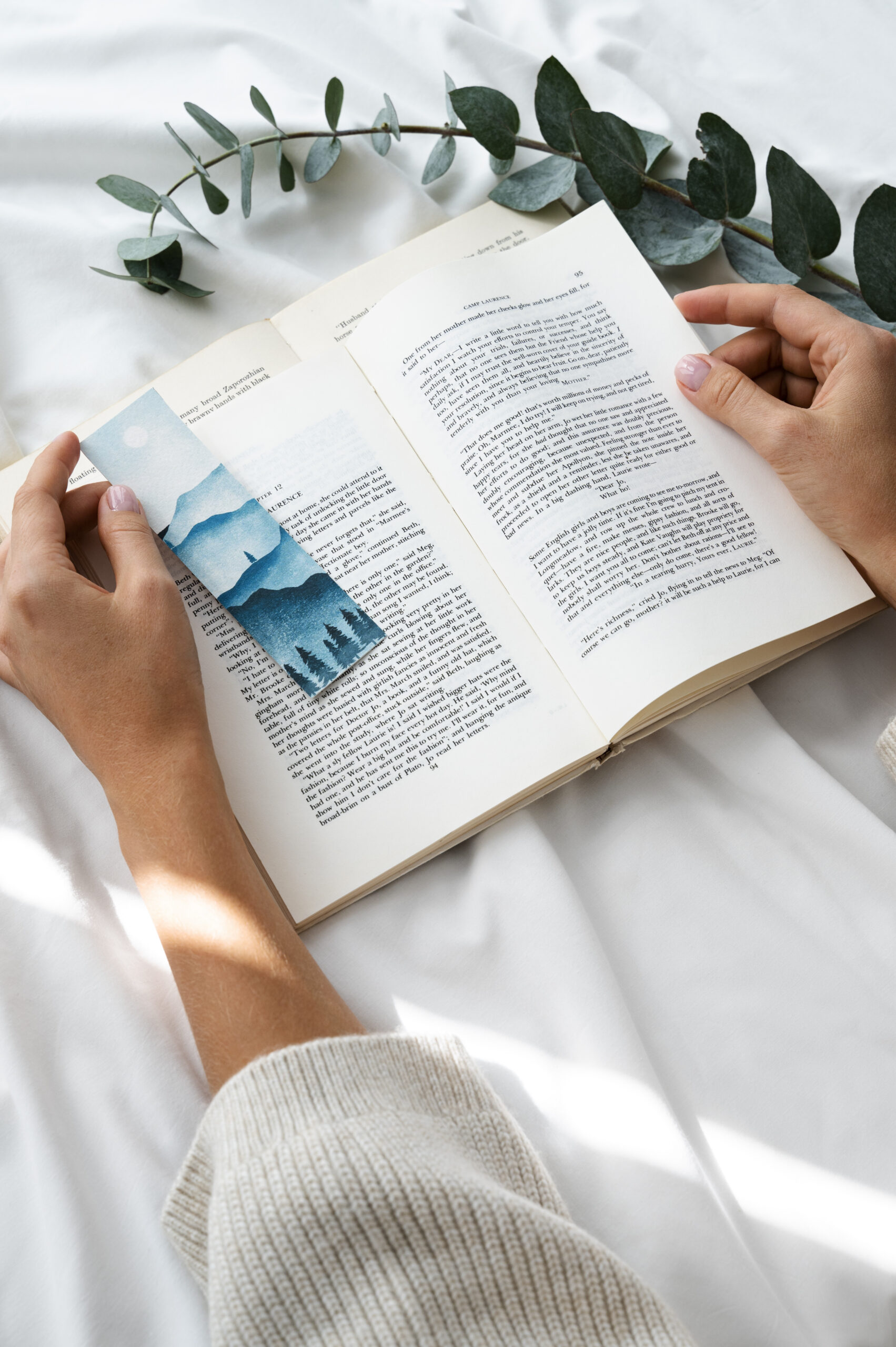 Mains tenant un livre