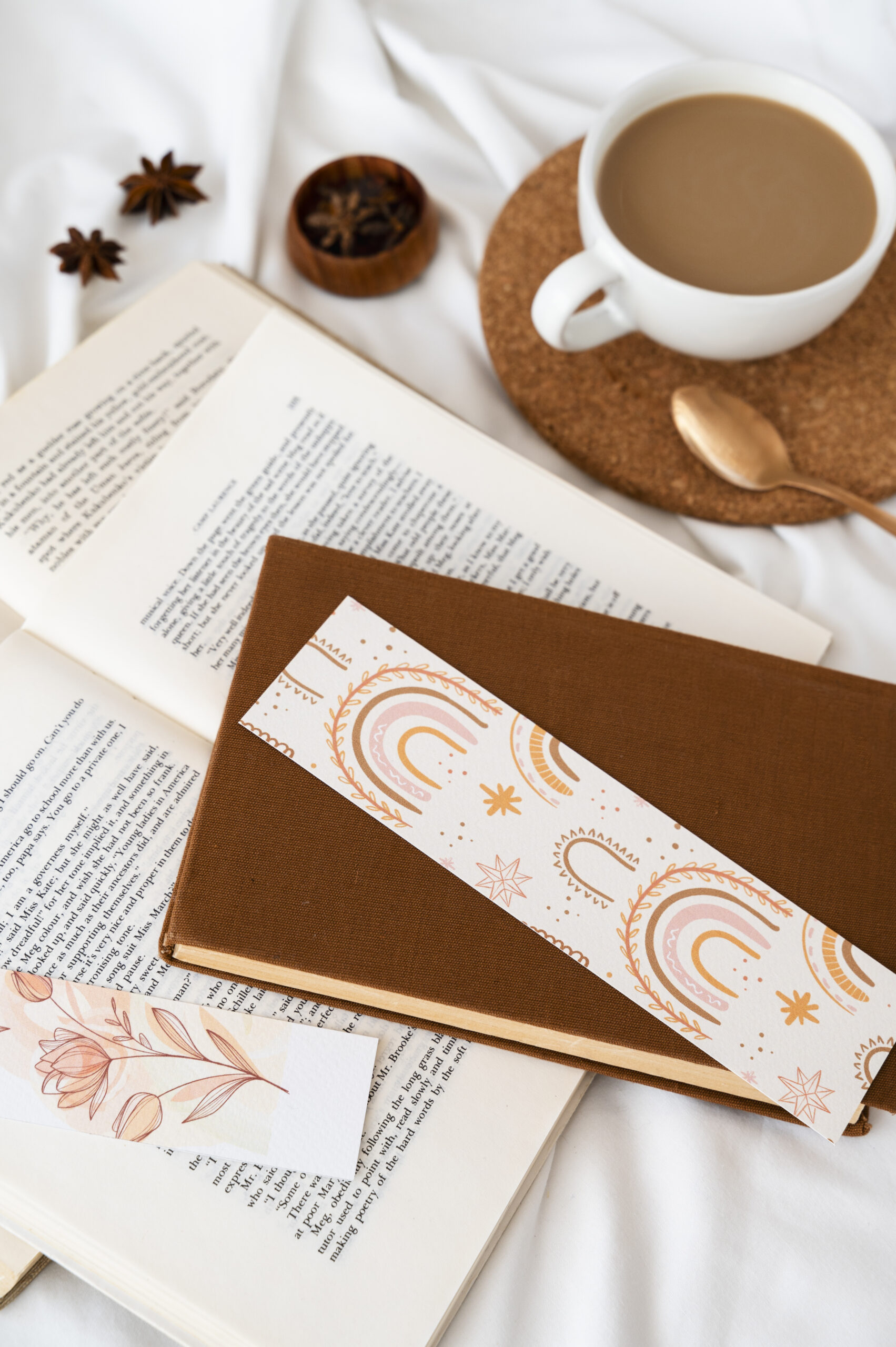 Marque-page, livre et tasse de café