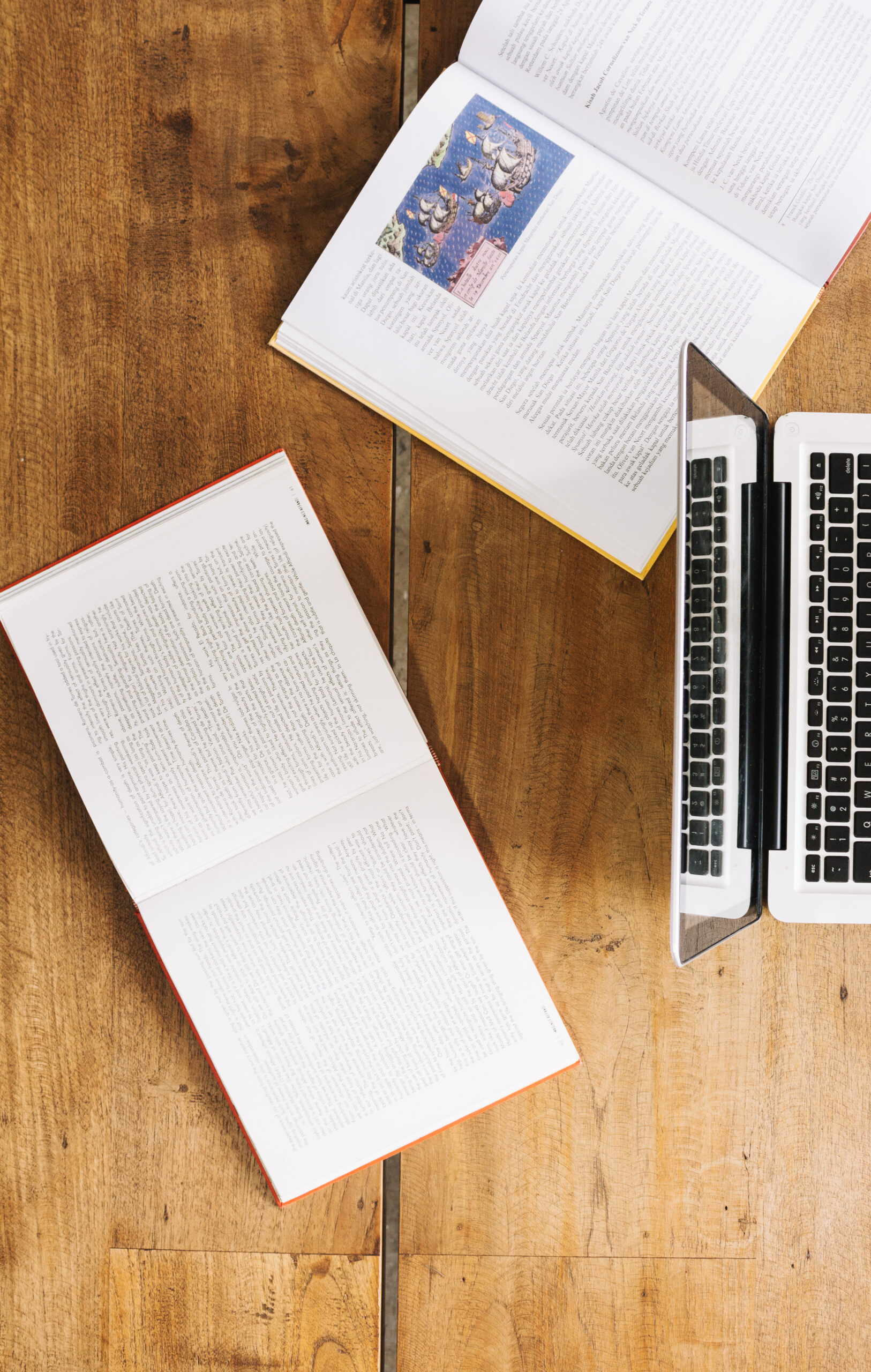 livres et ordinateur